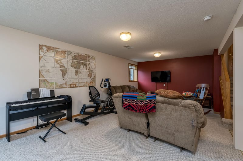 919 6th St N, Saint James, MN 56081
