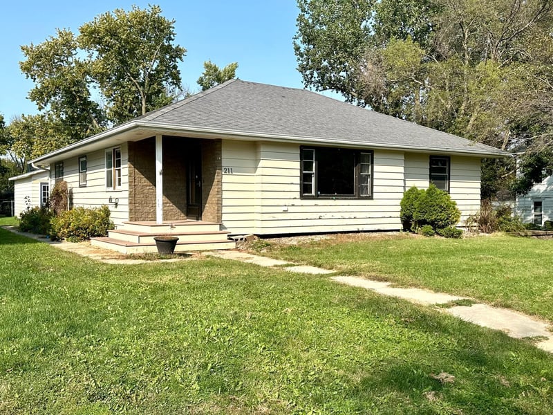 211 E Henry St, Le Roy, MN 55951