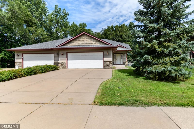 2081 Holloway Ave E, North Saint Paul, MN 55109