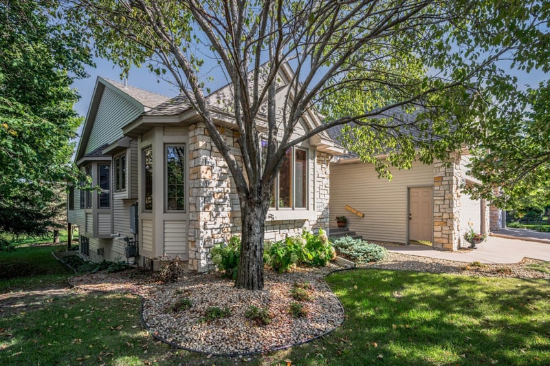 1609 Questwood Dr, Falcon Heights, MN 55113