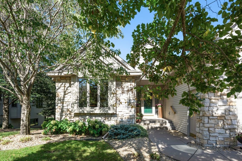 1609 Questwood Dr, Falcon Heights, MN 55113