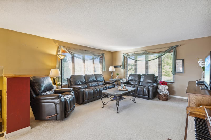 20812 Jupiter Dr, Silver Lake, MN 55381
