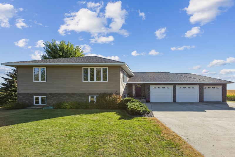 20812 Jupiter Dr, Silver Lake, MN 55381