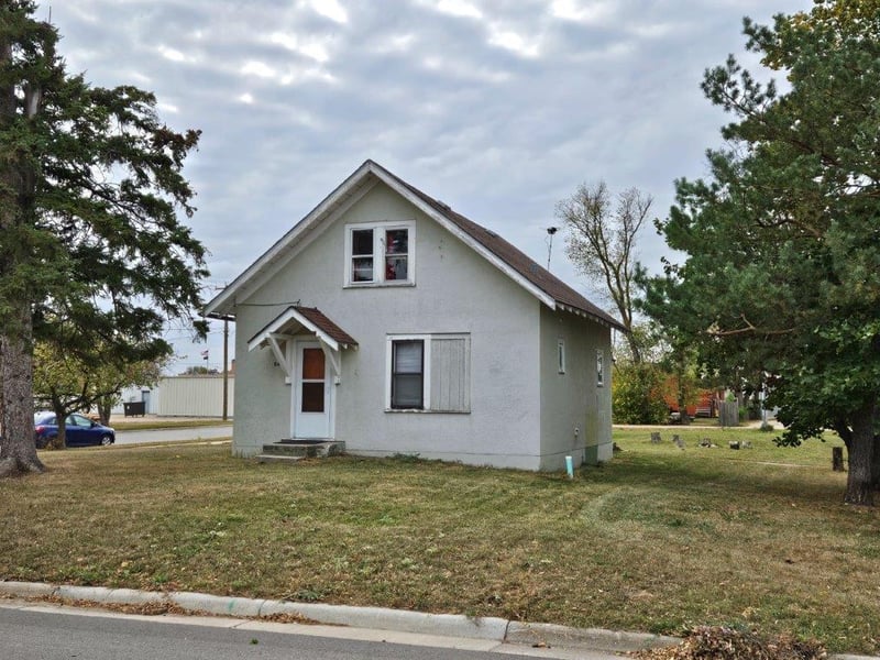 15 Oak St SE, Clearbrook, MN 56634
