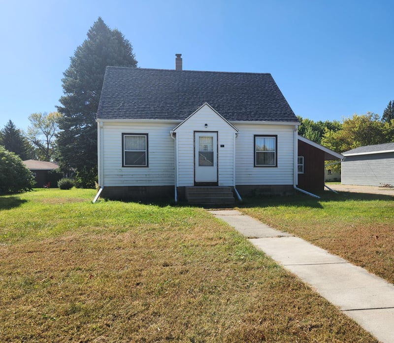 403 E Fairview Ave, Olivia, MN 56277