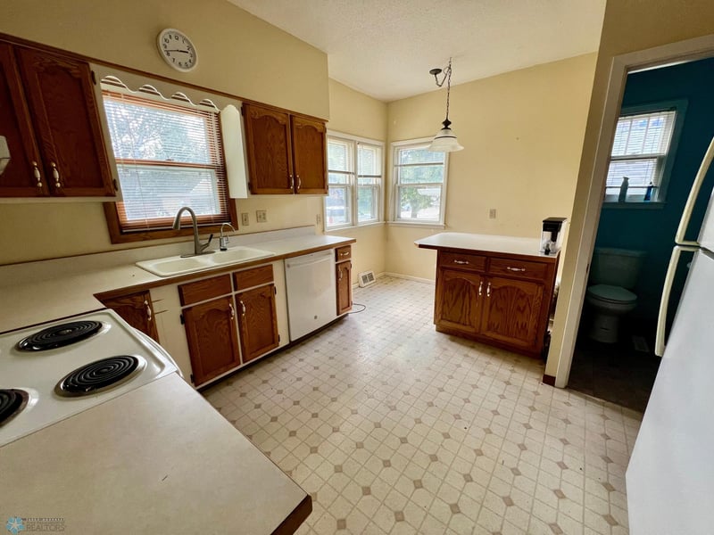 301 4th St NE, Barnesville, MN 56514