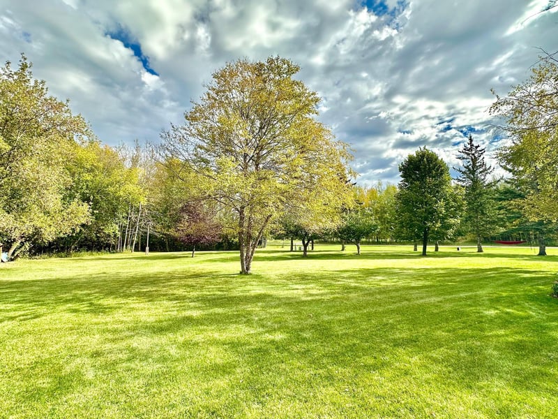 312 Oakdale Ct NE, Warroad, MN 56763