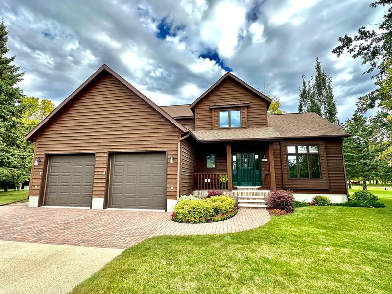312 Oakdale Ct NE, Warroad, MN 56763
