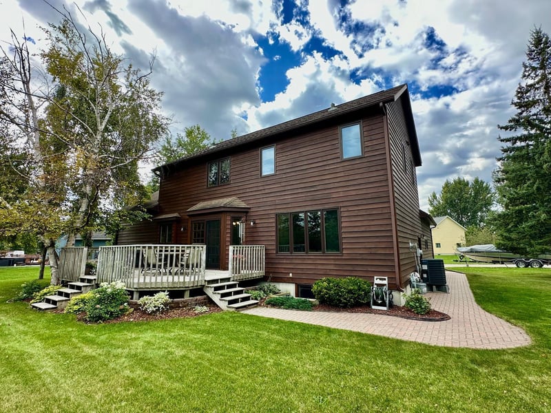 312 Oakdale Ct NE, Warroad, MN 56763