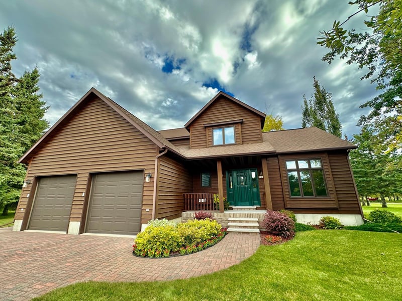 312 Oakdale Ct NE, Warroad, MN 56763