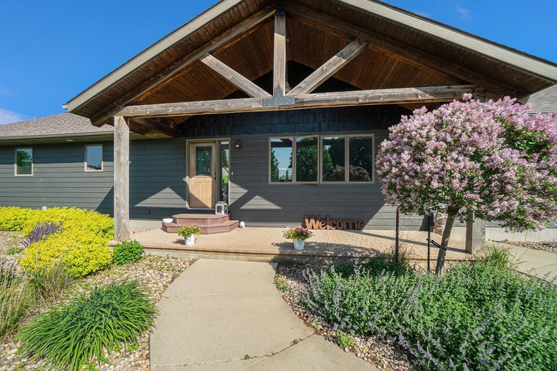 203 E Christensen Dr, Luverne, MN 56156