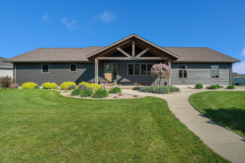 203 E Christensen Dr, Luverne, MN 56156
