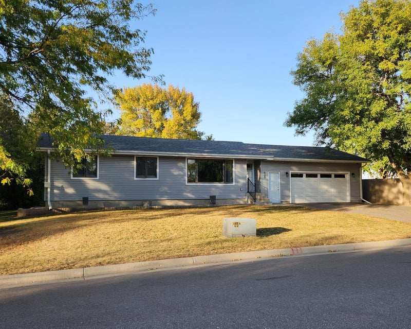 620 Sunrise Ave, Bird Island, MN 55310