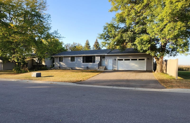620 Sunrise Ave, Bird Island, MN 55310