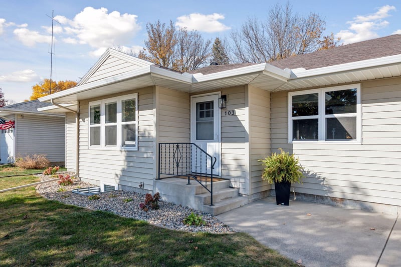 103 1st Ave NW, Fairfax, MN 55332