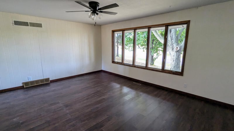 1014 10th St N, Mountain Lake, MN 56159