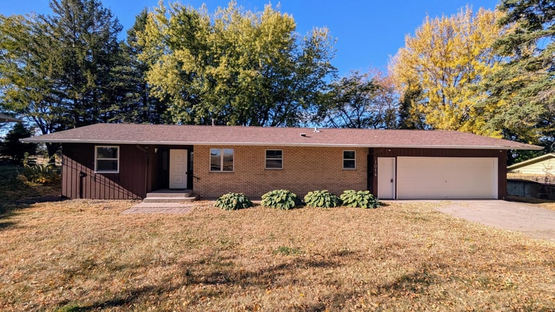 1014 10th St N, Mountain Lake, MN 56159