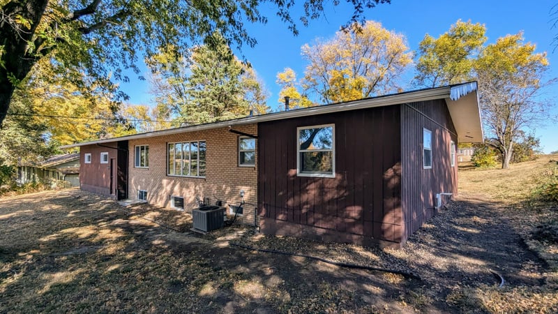 1014 10th St N, Mountain Lake, MN 56159