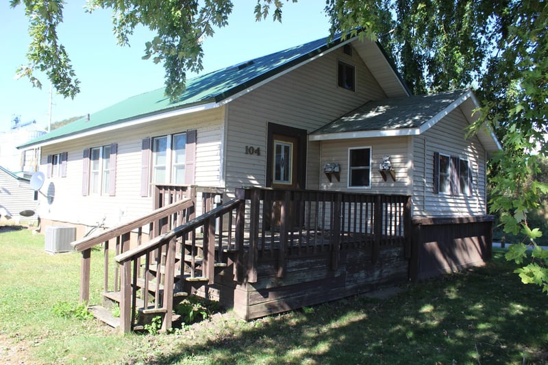 104 Elm St, Cochrane, WI 54622