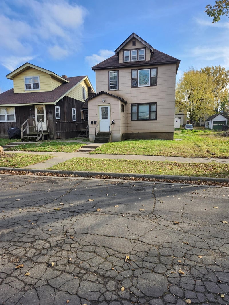 106 6th St S, Virginia, MN 55792
