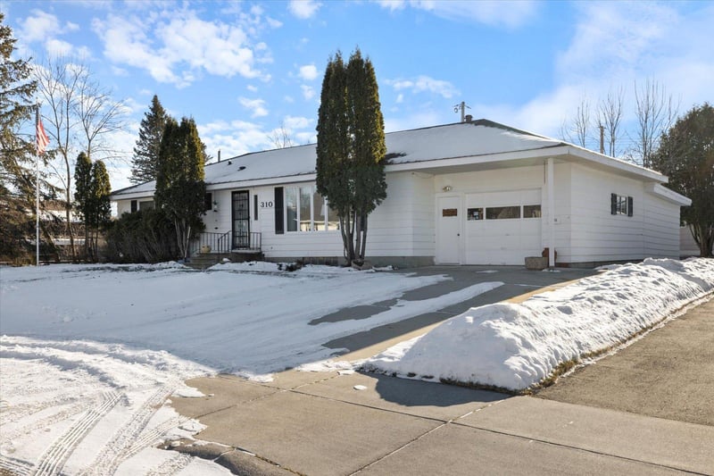 310 Coventry Rd, Hoyt Lakes, MN 55750
