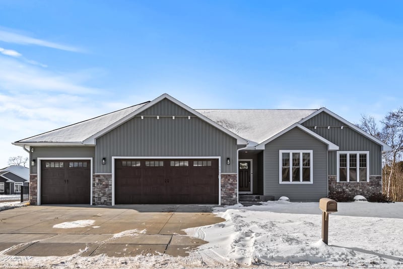 3995 High View Dr, Eau Claire, WI 54703