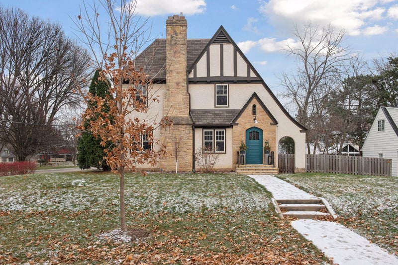 201 Ashley Rd, Hopkins, MN 55343