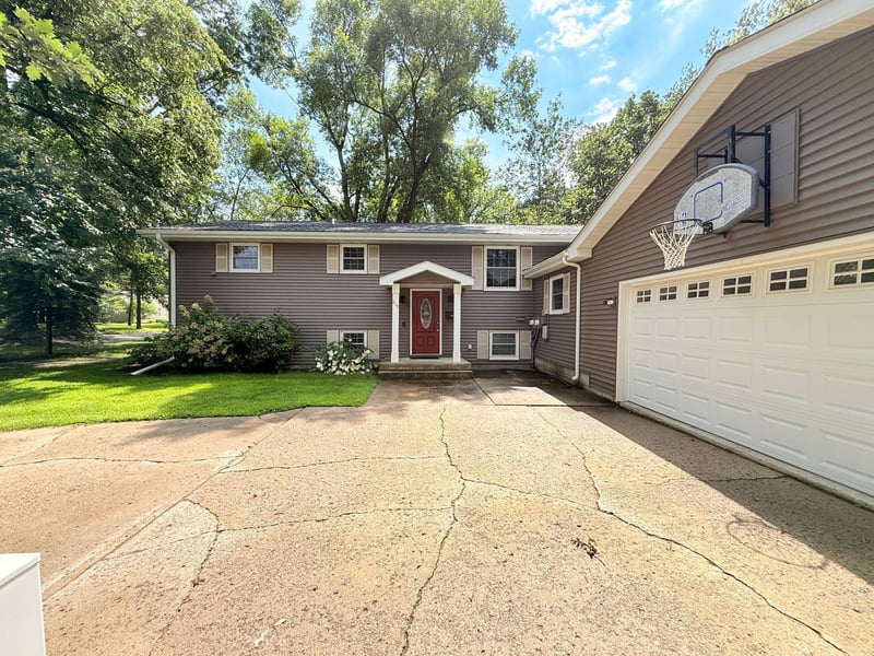 619 N 10th St, Montevideo, MN 56265
