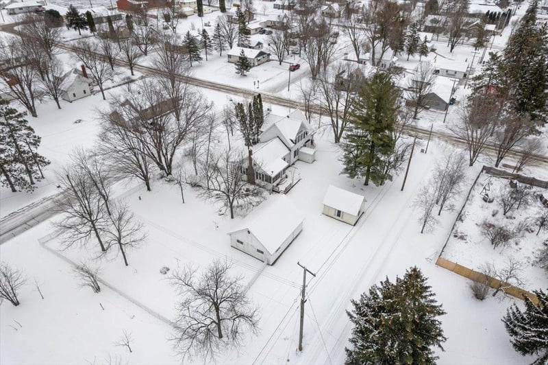 208 W Winter Ave, Elmwood, WI 54740