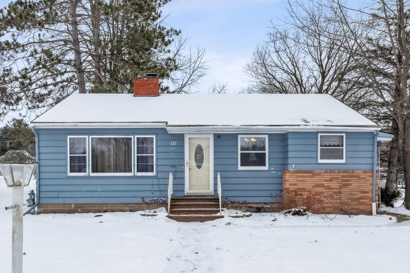 127 W Wilson Ave, Elmwood, WI 54740