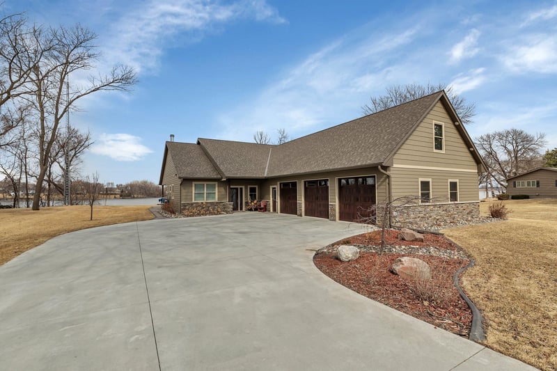 850 Lakewood Dr SW, Hutchinson, MN 55350
