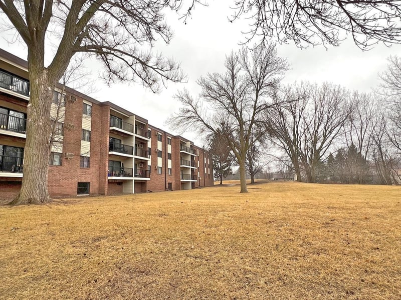 4 Pine Tree Dr #213, Arden Hills, MN 55112