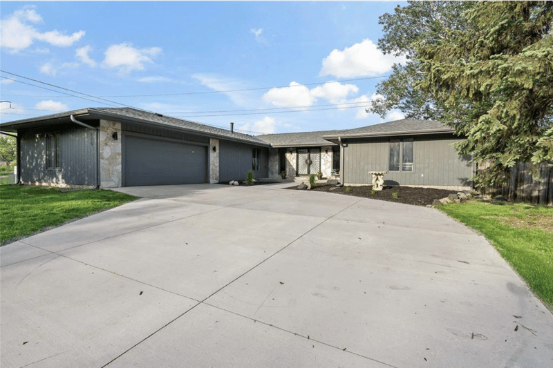 115 King Creek Rd, Golden Valley, MN 55416