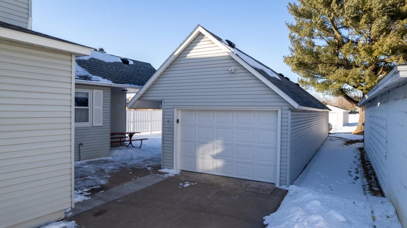 140 W Winona Ave, Kellogg, MN 55945