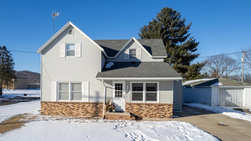 140 W Winona Ave, Kellogg, MN 55945