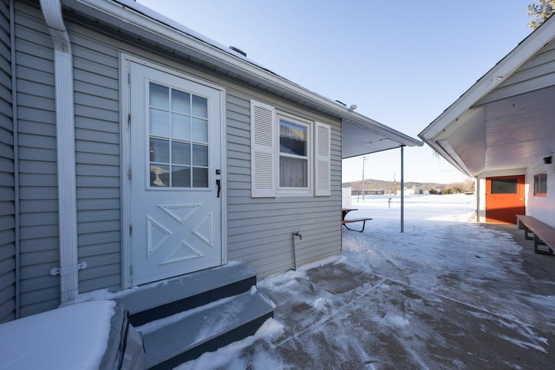 140 W Winona Ave, Kellogg, MN 55945