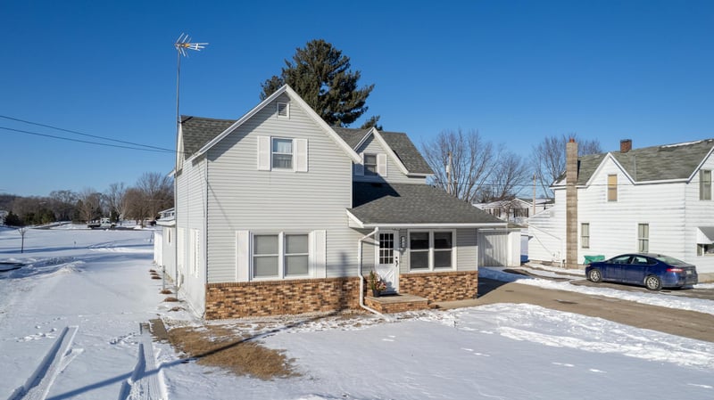 140 W Winona Ave, Kellogg, MN 55945