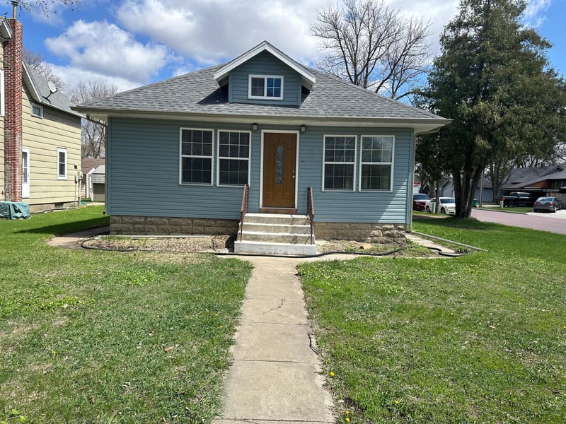 709 4th Ave, Windom, MN 56101