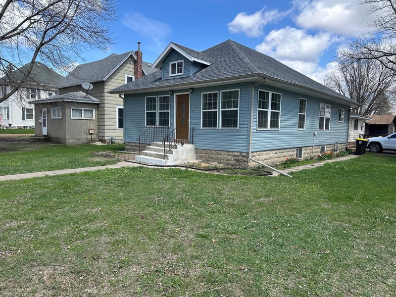 709 4th Ave, Windom, MN 56101