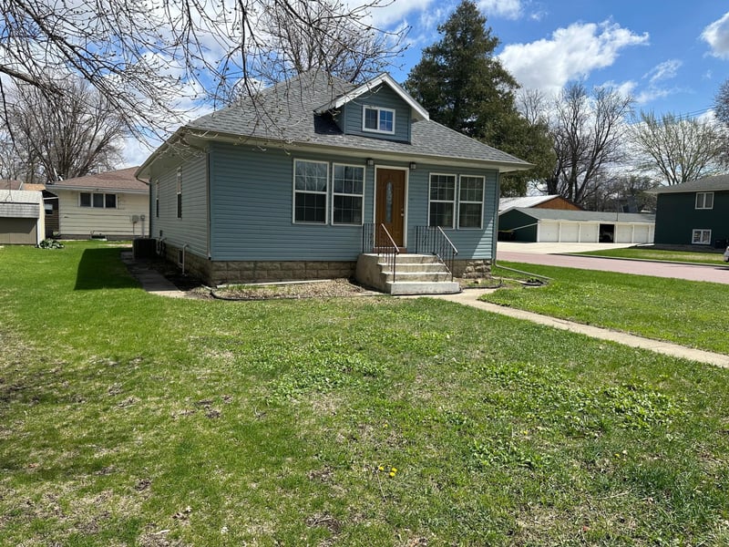 709 4th Ave, Windom, MN 56101