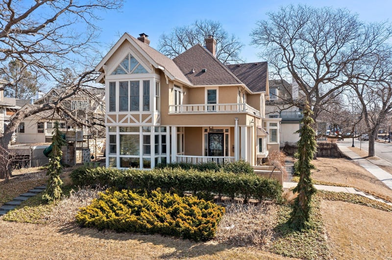 2697 E Lake Of The Isles Pw, Minneapolis, MN 55408