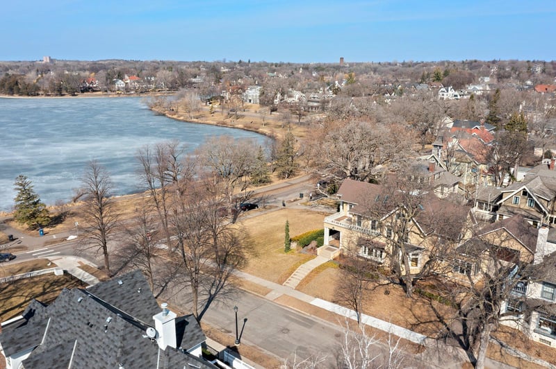 2697 E Lake Of The Isles Pw, Minneapolis, MN 55408