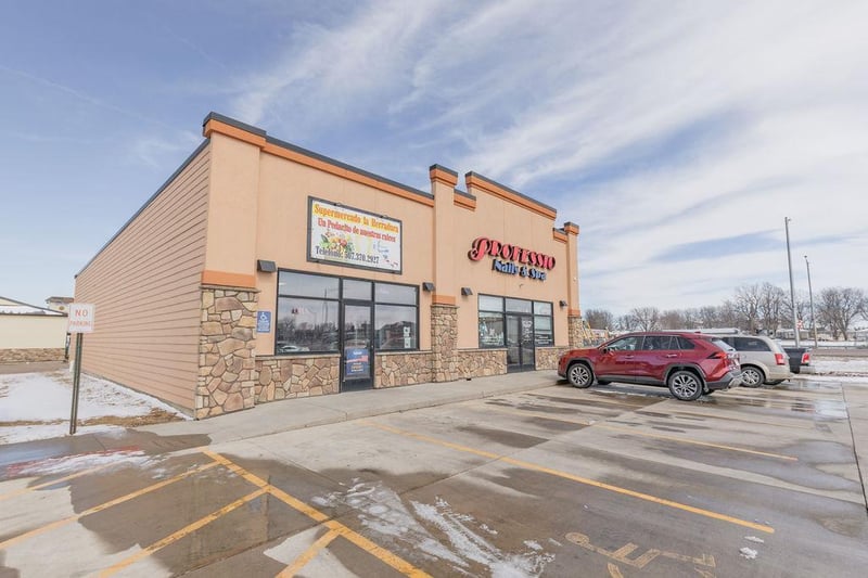 1317 Ray Dr, Worthington, MN 56187