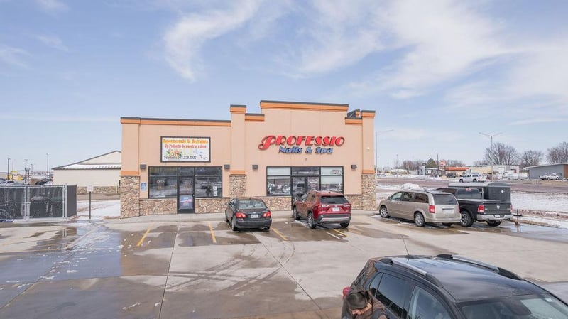 1317 Ray Dr, Worthington, MN 56187