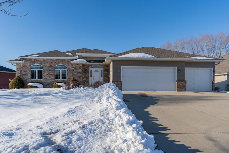 105 Foxborough Ln, Eagle Lake, MN 56024