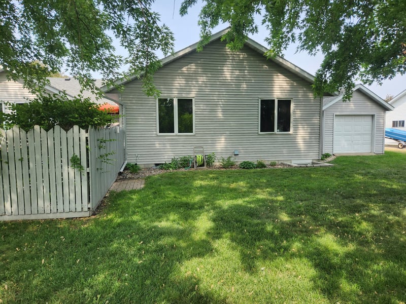 1706 Mcleod Ave N, Glencoe, MN 55336
