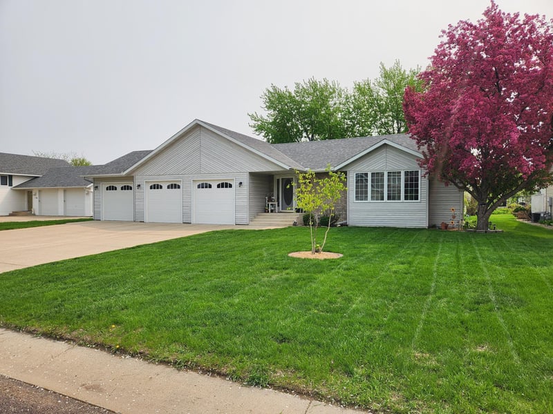 1706 Mcleod Ave N, Glencoe, MN 55336