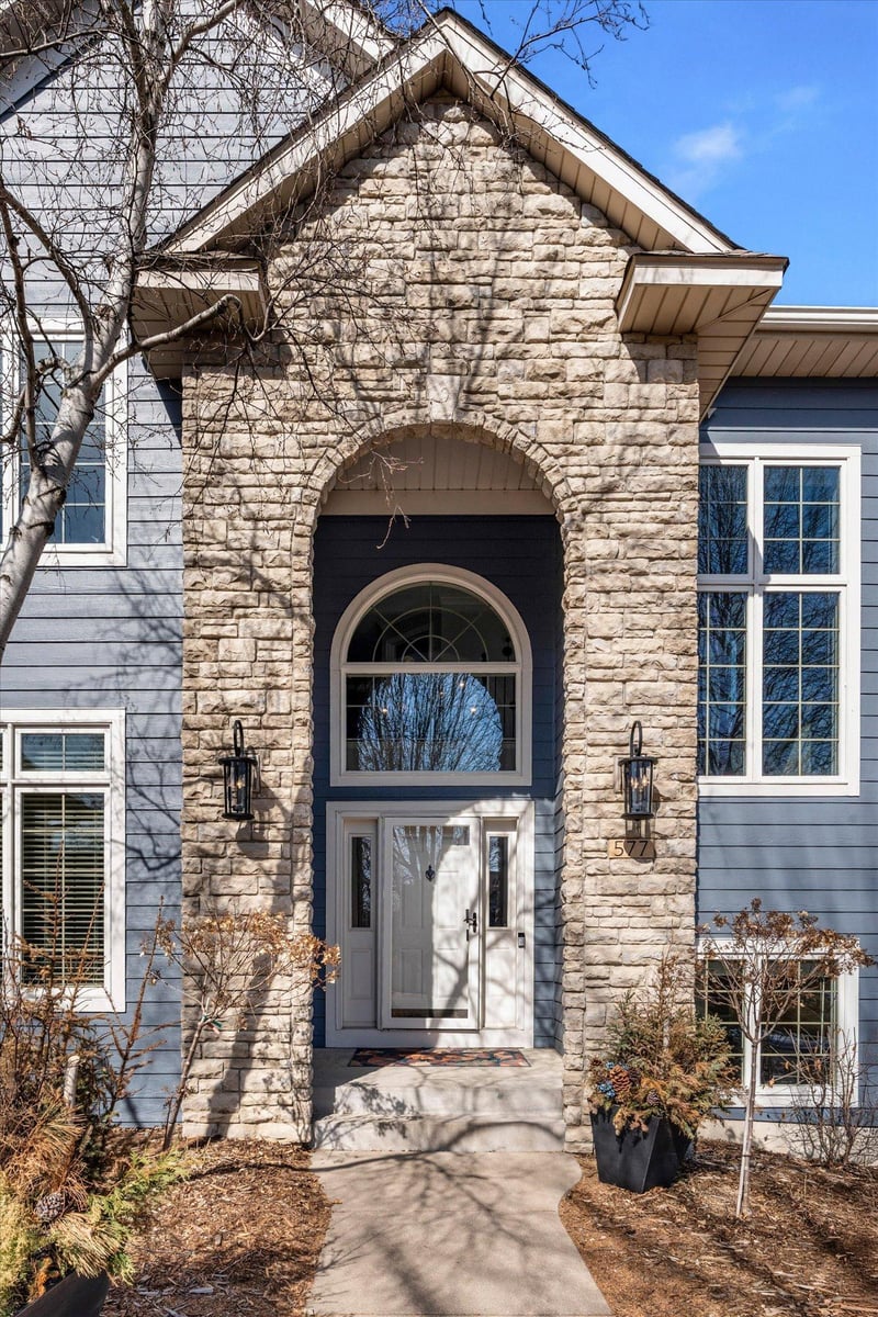 577 High Ridge Cir, Mendota Heights, MN 55118