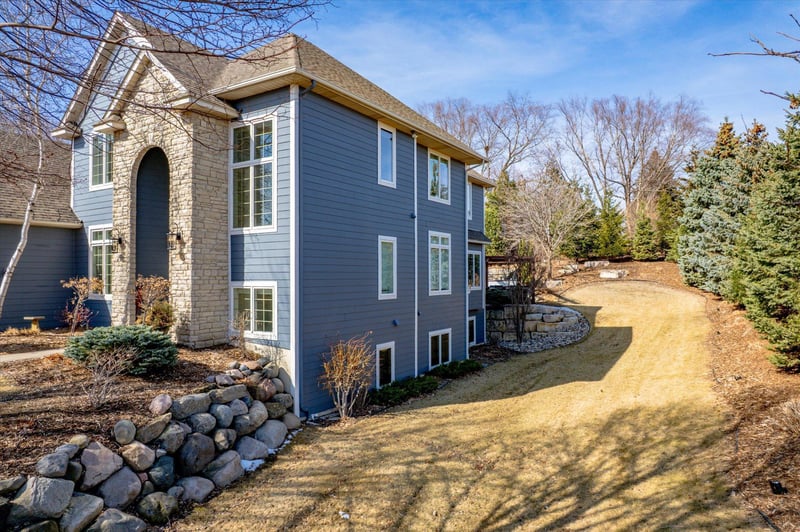 577 High Ridge Cir, Mendota Heights, MN 55118