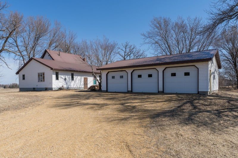 48057 165th St, Madelia, MN 56062